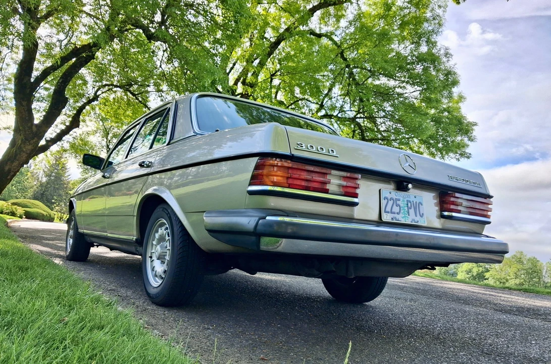 1985 Mercedes-Benz W123 Sedan - Image 10 of 31