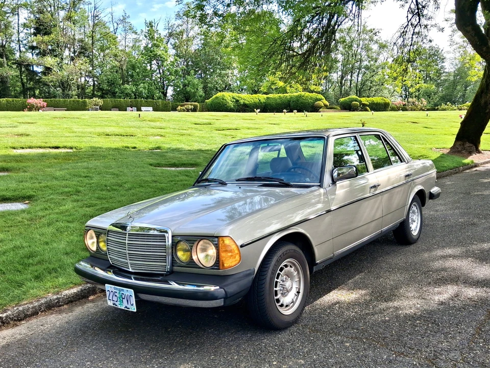 1985 Mercedes-Benz W123 Sedan - Image 3 of 31
