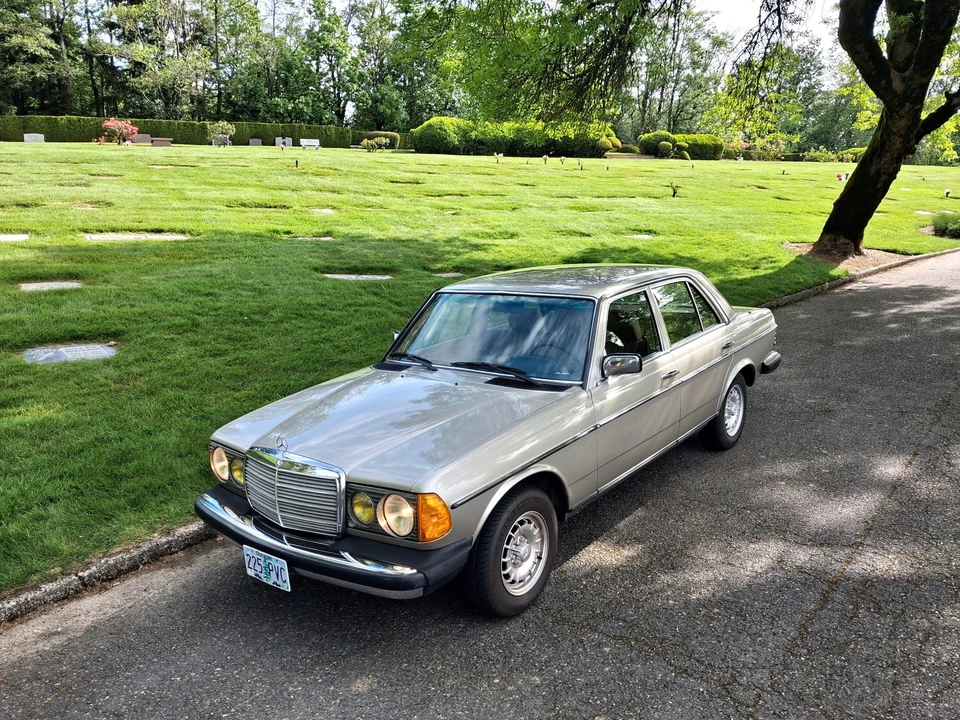 1985 Mercedes-Benz W123 Sedan - Image 2 of 31