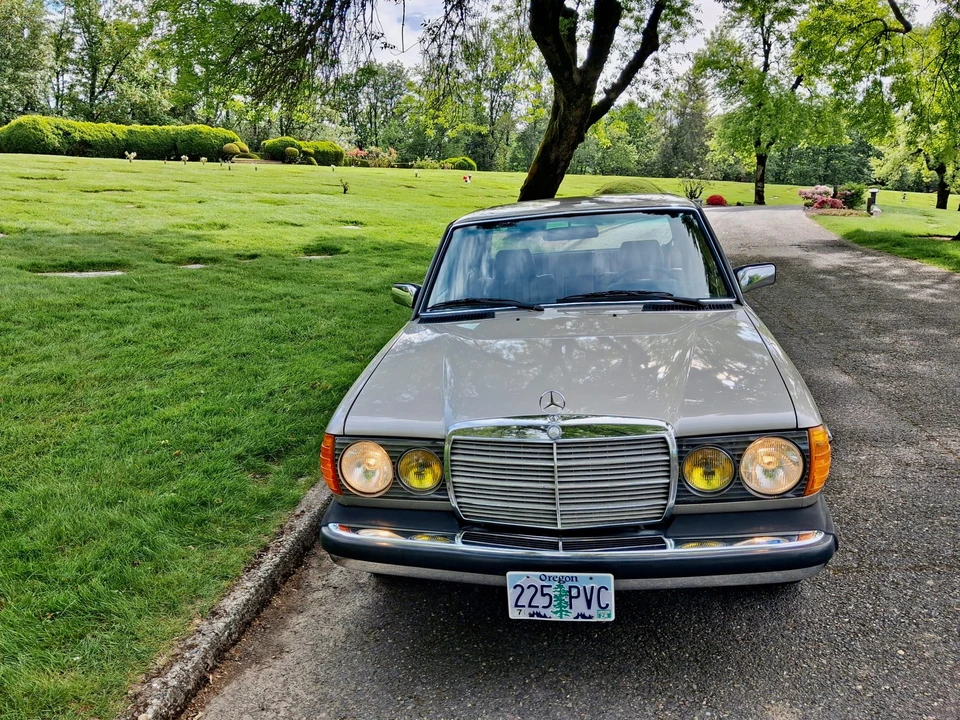 1985 Mercedes-Benz W123 Sedan - Image 17 of 31