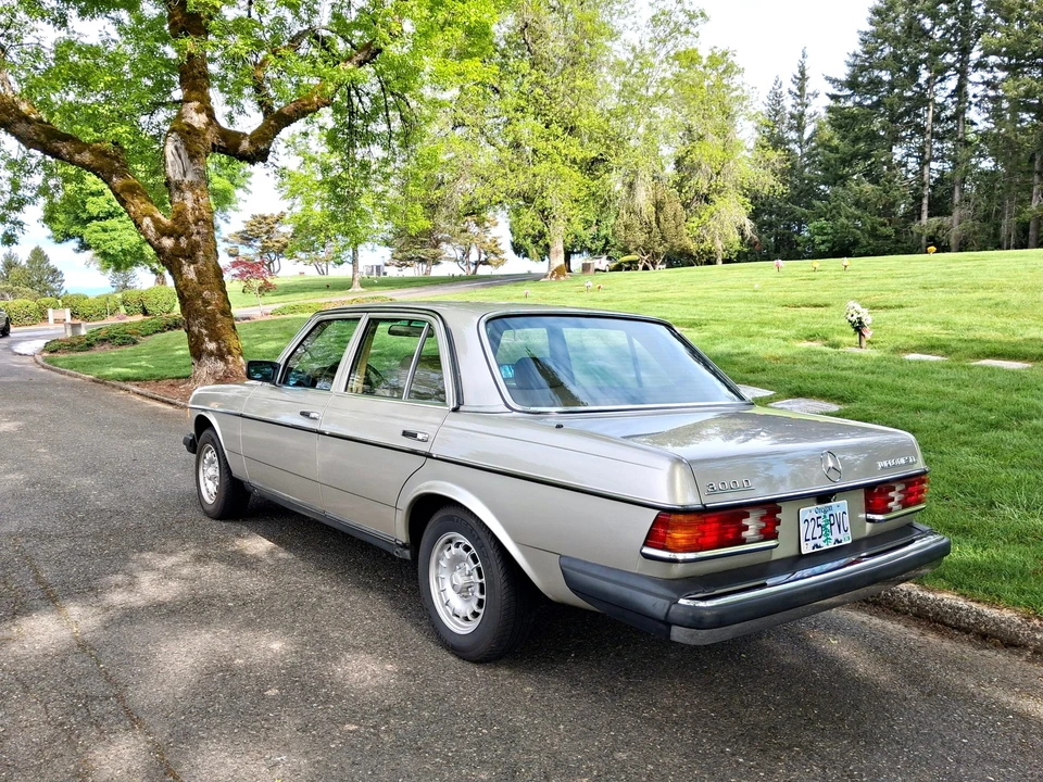 1985 Mercedes-Benz W123 Sedan - Image 8 of 31
