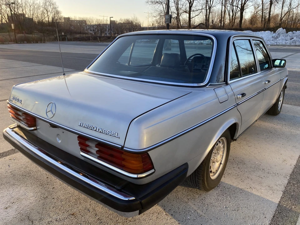 1985 Mercedes-Benz W123 Sedan - Image 10 of 31