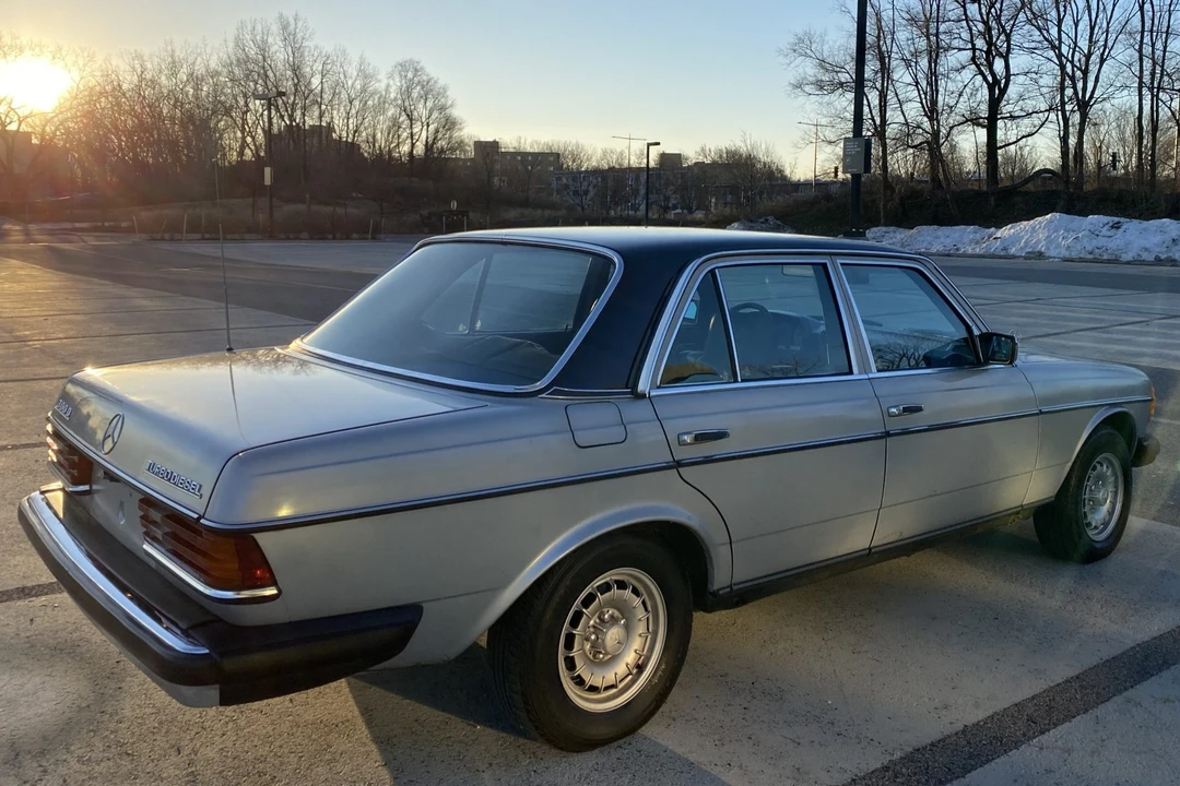 1985 Mercedes-Benz W123 Sedan - Image 11 of 31