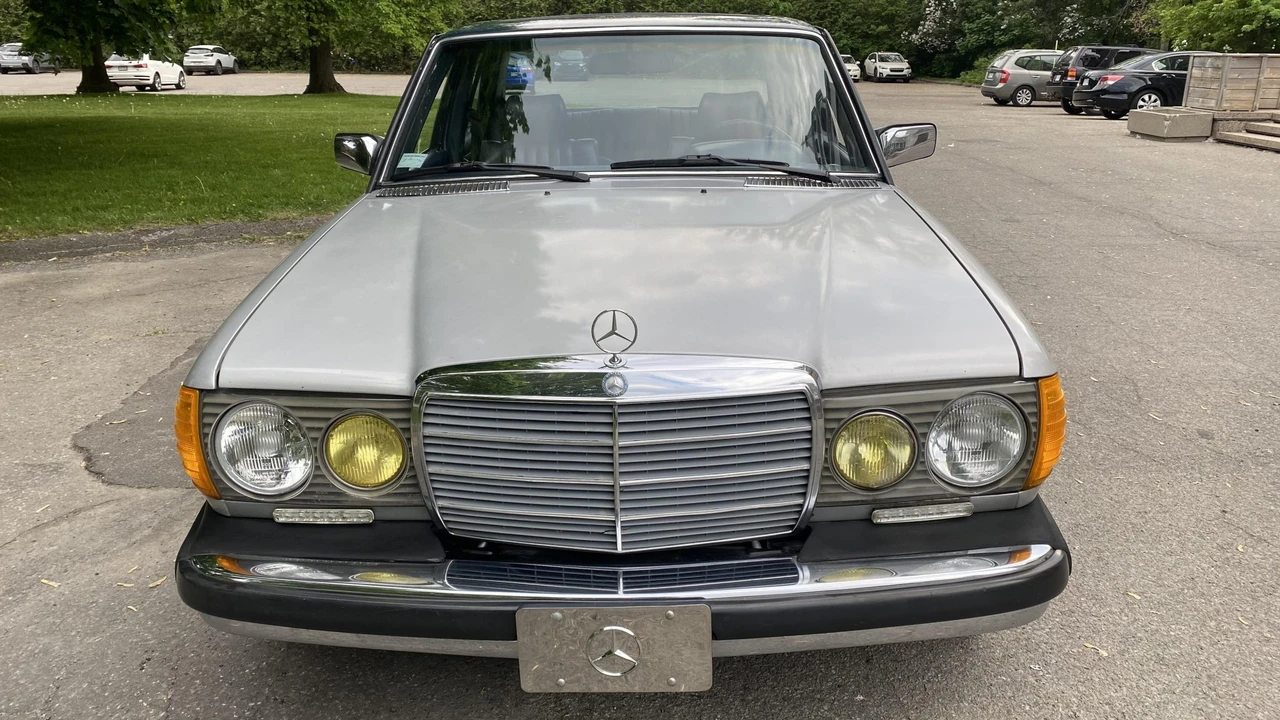 1985 Mercedes-Benz W123 Sedan - Image 4 of 31