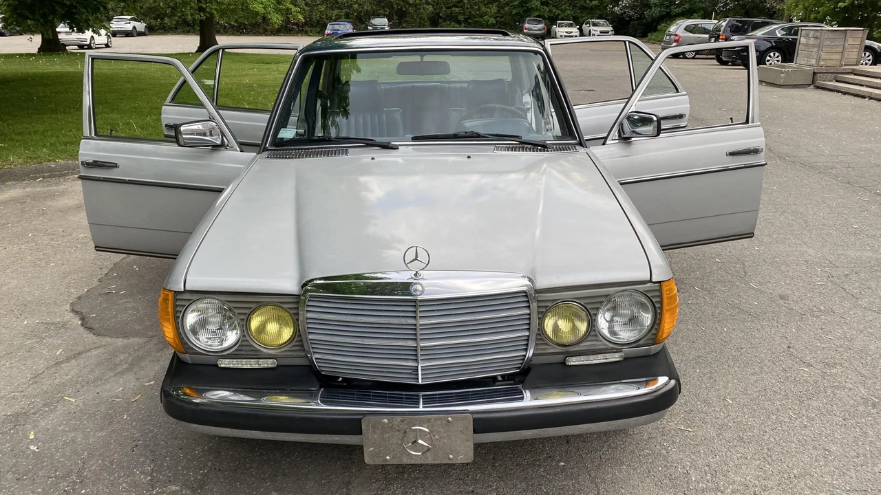 1985 Mercedes-Benz W123 Sedan - Image 18 of 31