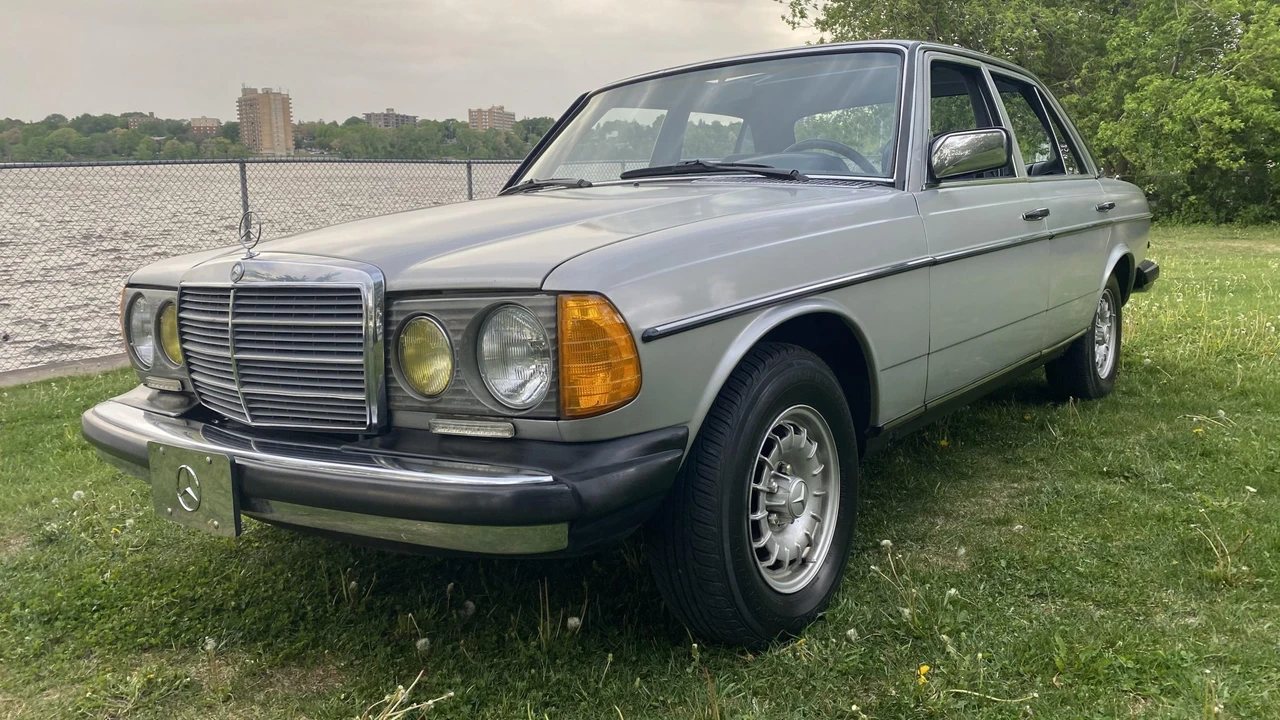 1985 Mercedes-Benz W123 Sedan - Image 25 of 31