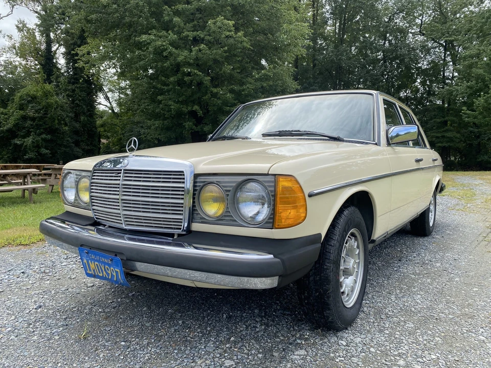 1985 Mercedes-Benz W123 Sedan - Image 2 of 31