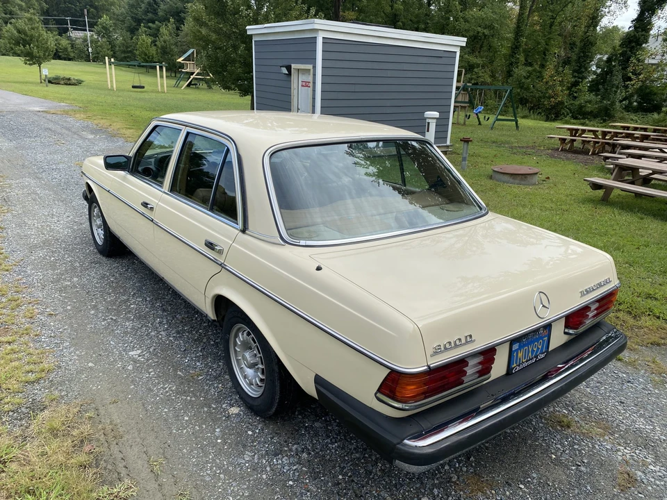 1985 Mercedes-Benz W123 Sedan - Image 9 of 31