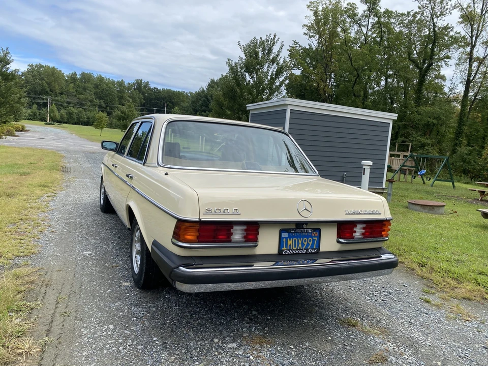 1985 Mercedes-Benz W123 Sedan - Image 10 of 31