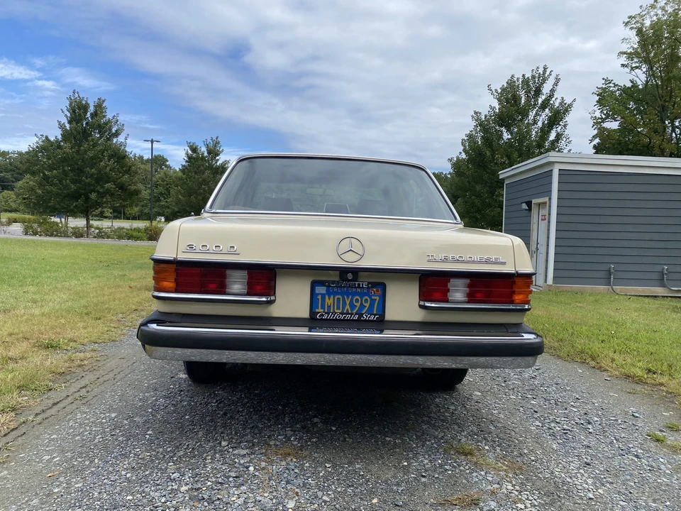 1985 Mercedes-Benz W123 Sedan - Image 11 of 31