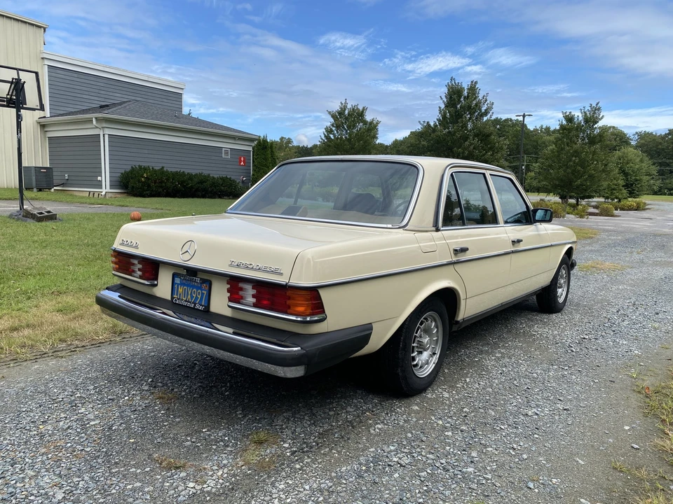 1985 Mercedes-Benz W123 Sedan - Image 13 of 31
