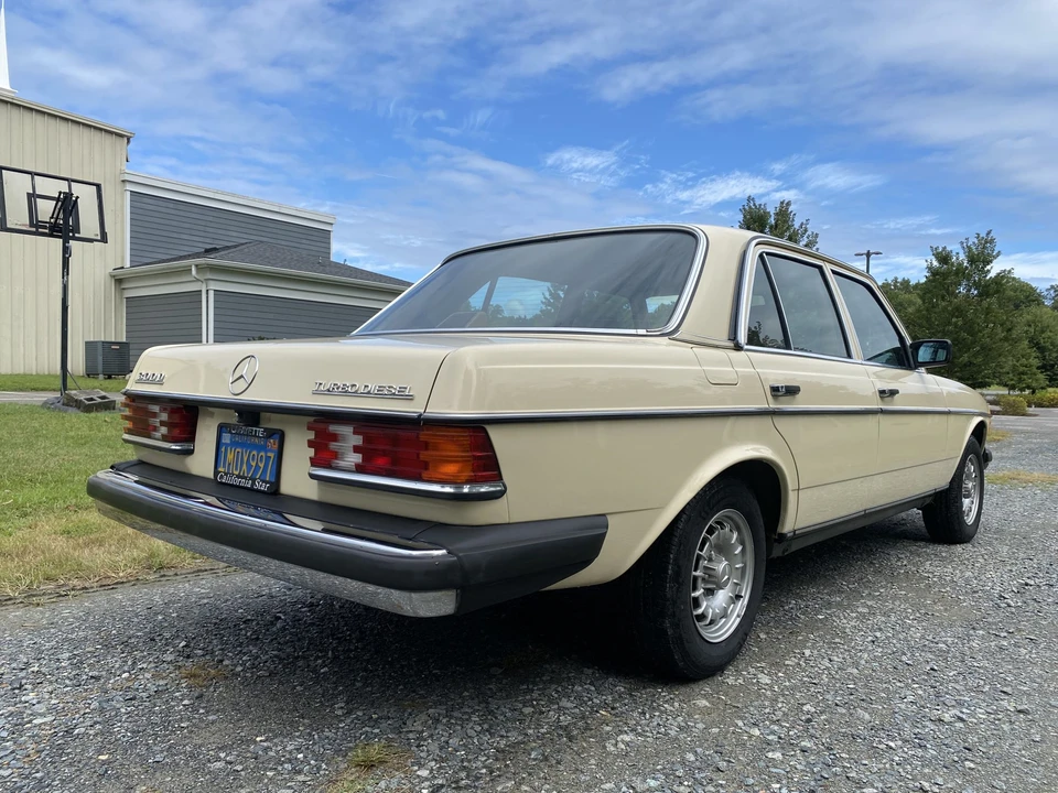 1985 Mercedes-Benz W123 Sedan - Image 14 of 31