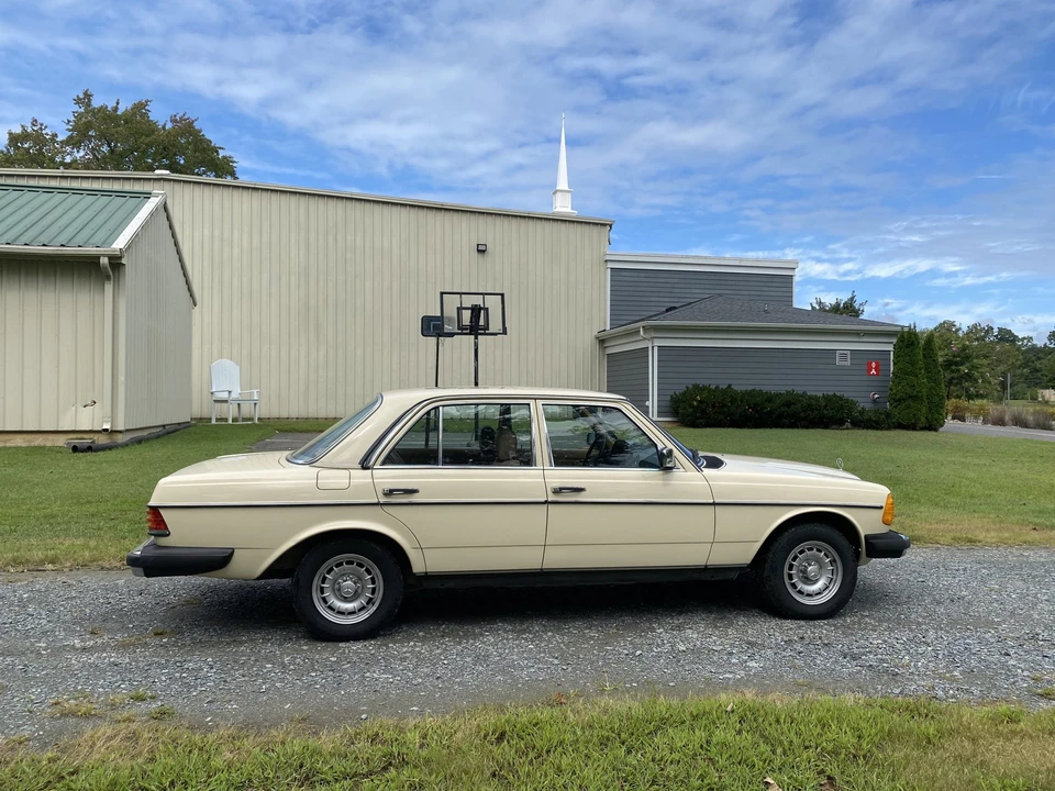 1985 Mercedes-Benz W123 Sedan - Image 16 of 31