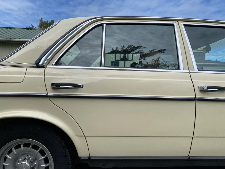 1985 Mercedes-Benz W123 Sedan - Image 31 of 31
