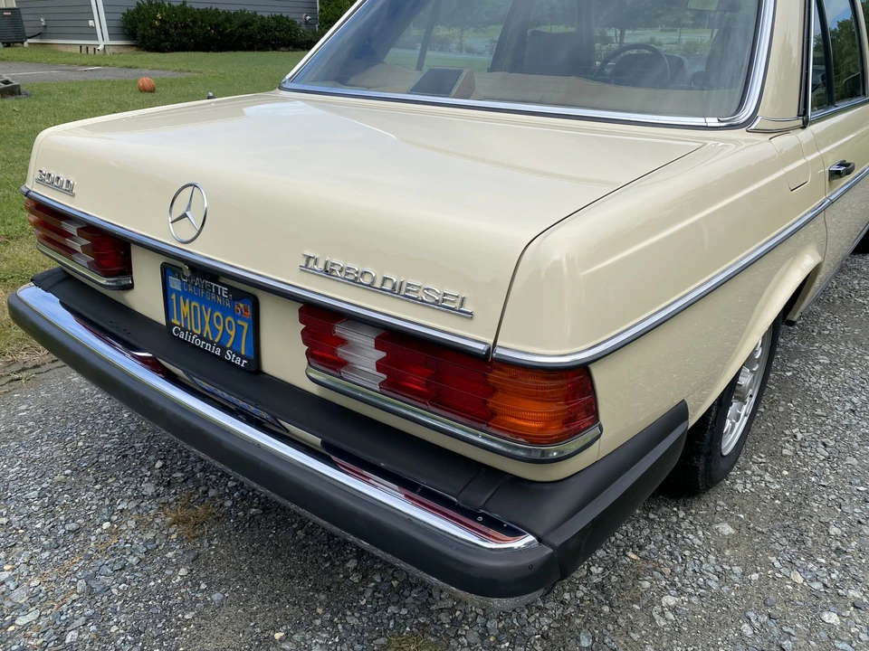 1985 Mercedes-Benz W123 Sedan - Image 24 of 31