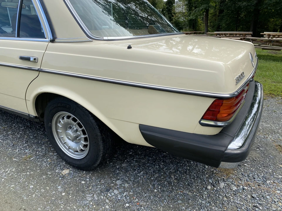 1985 Mercedes-Benz W123 Sedan - Image 26 of 31