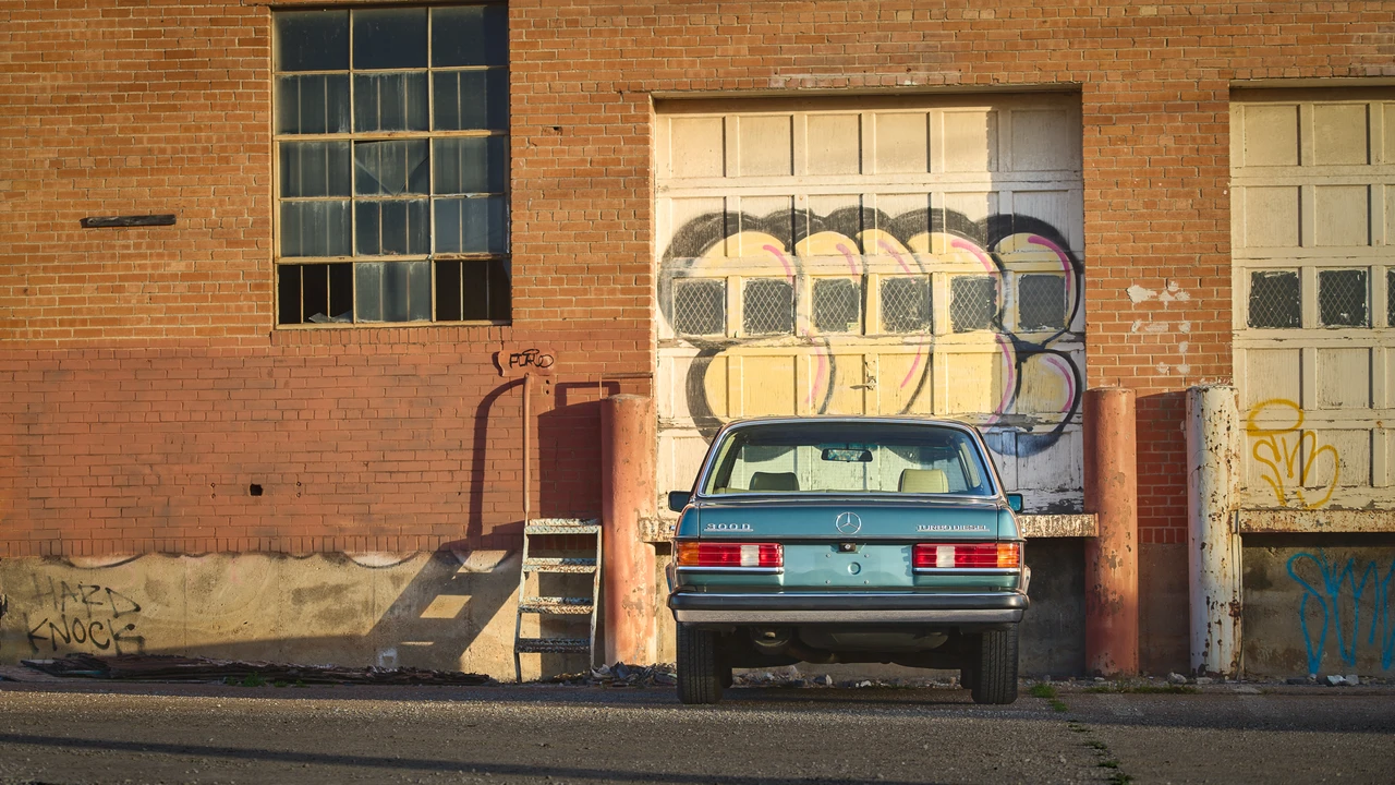 1985 Mercedes-Benz W123 Sedan - Image 30 of 31