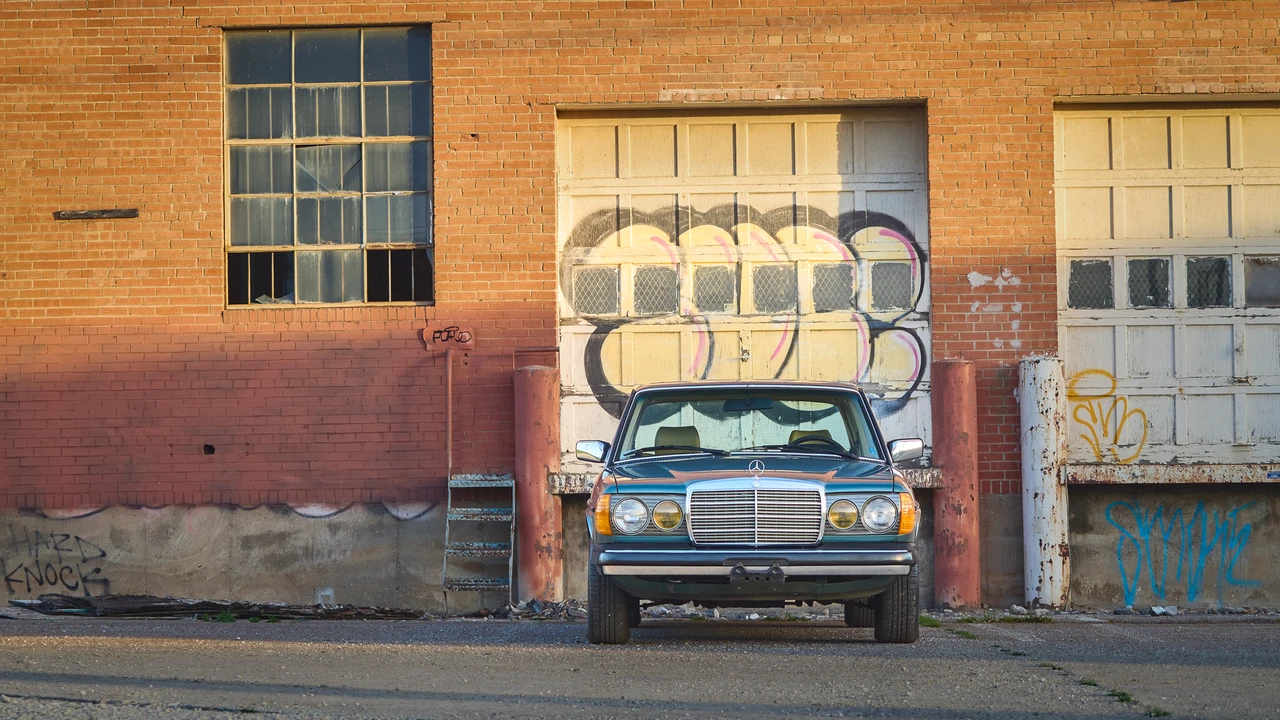 1985 Mercedes-Benz W123 Sedan - Image 17 of 31