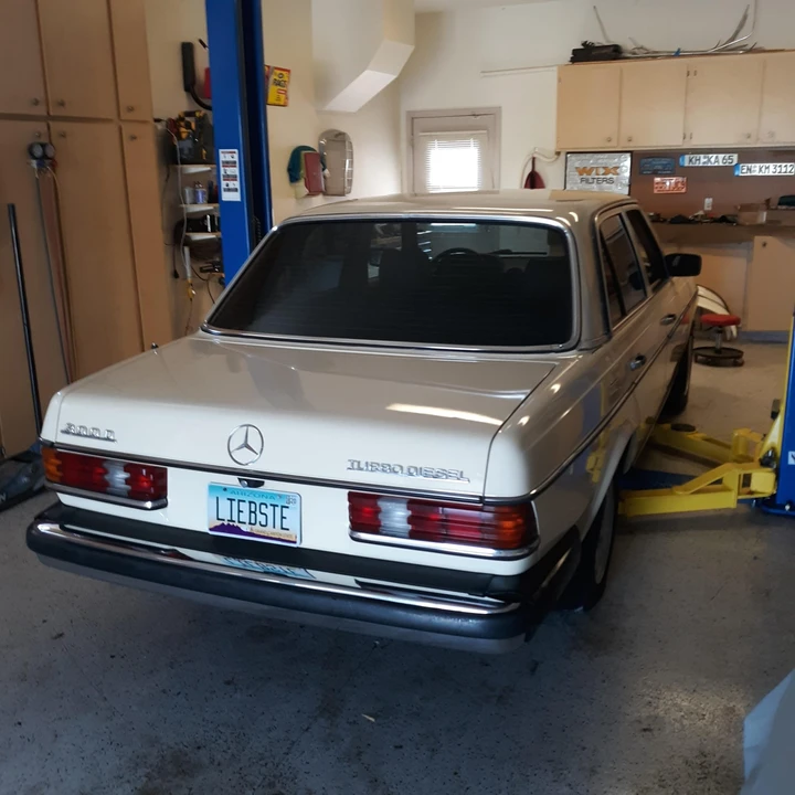 1985 Mercedes-Benz W123 Sedan - Image 14 of 31