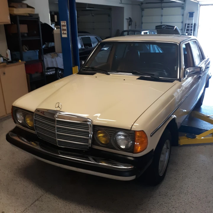 1985 Mercedes-Benz W123 Sedan - Image 4 of 31