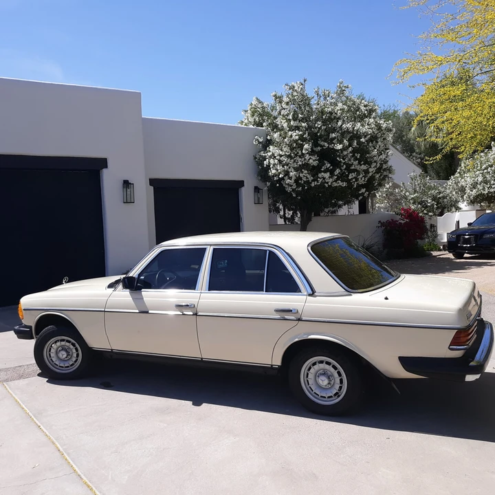 1985 Mercedes-Benz W123 Sedan - Image 10 of 31