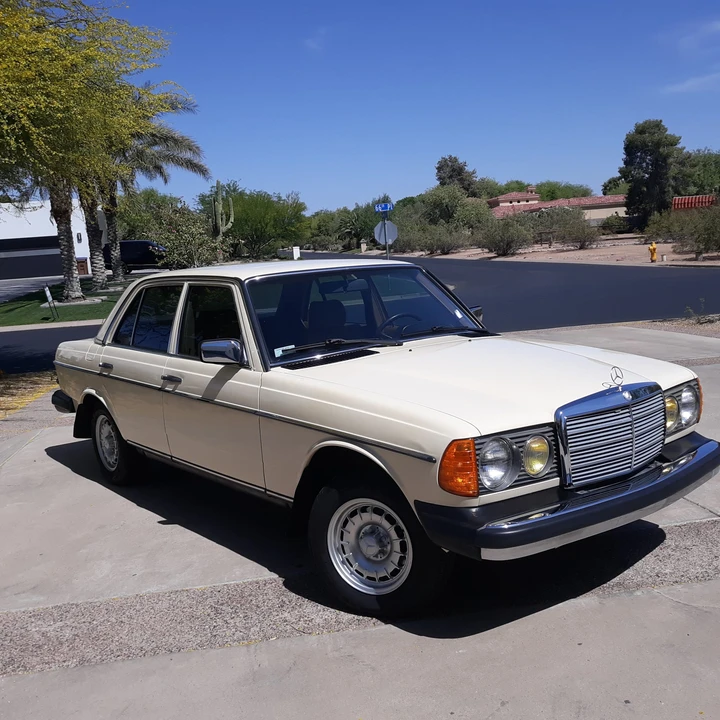1985 Mercedes-Benz W123 Sedan - Image 15 of 31