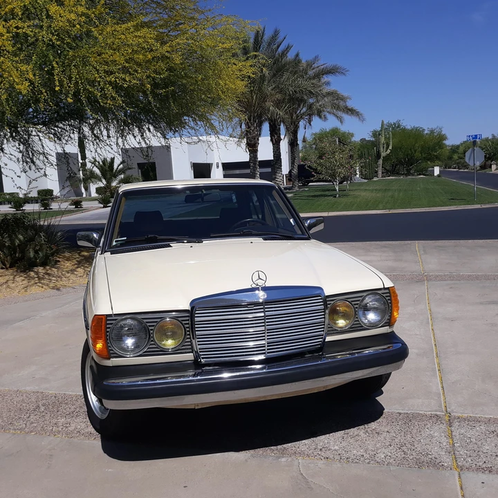 1985 Mercedes-Benz W123 Sedan - Image 2 of 31