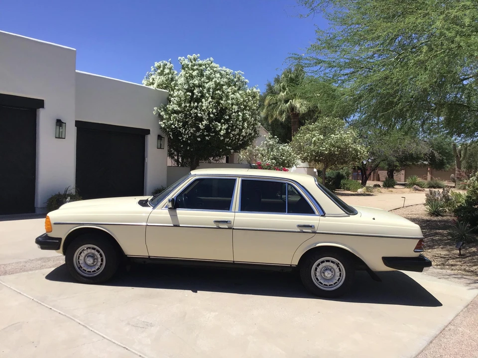 1985 Mercedes-Benz W123 Sedan - Image 9 of 31