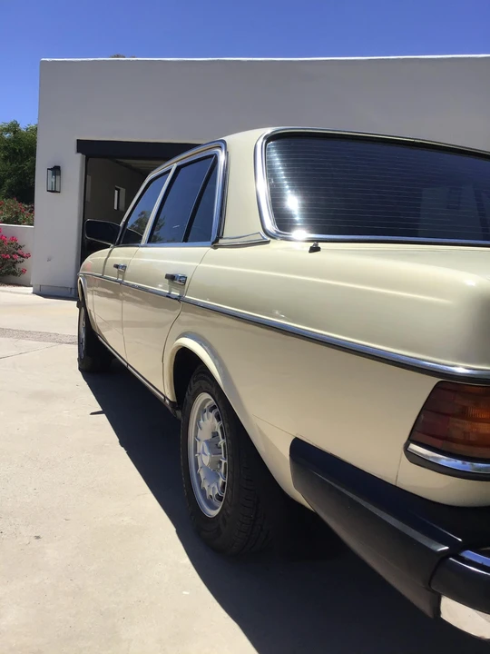 1985 Mercedes-Benz W123 Sedan - Image 24 of 31
