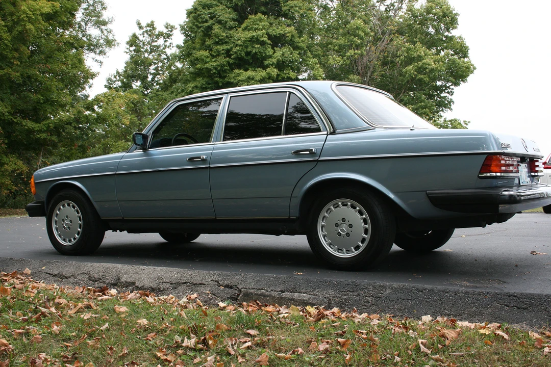 1985 Mercedes-Benz W123 Sedan - Image 12 of 31