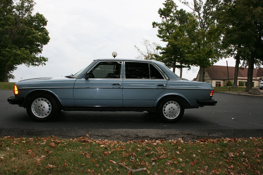 1985 Mercedes-Benz W123 Sedan - Image 10 of 31