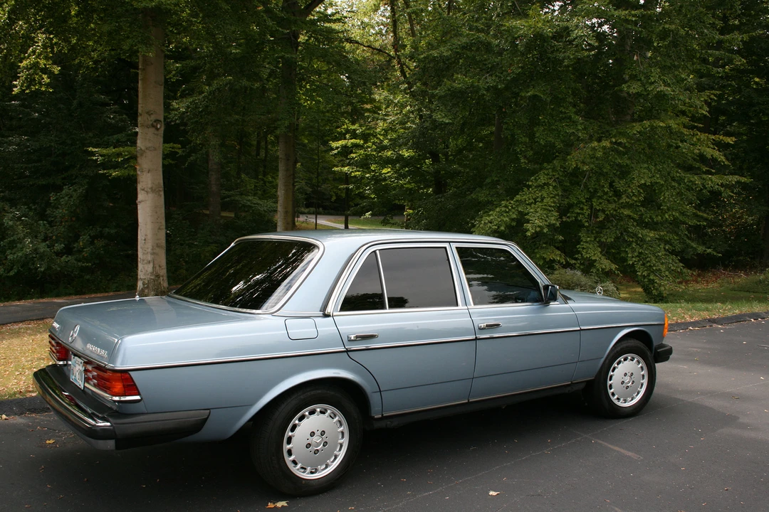 1985 Mercedes-Benz W123 Sedan - Image 4 of 31