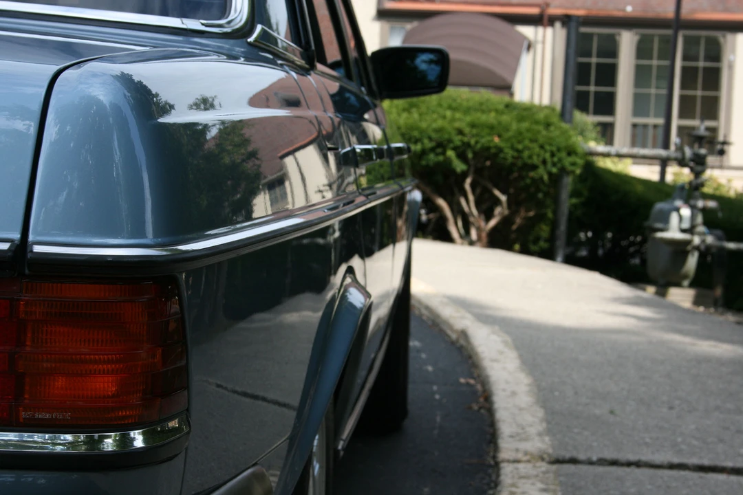 1985 Mercedes-Benz W123 Sedan - Image 19 of 31