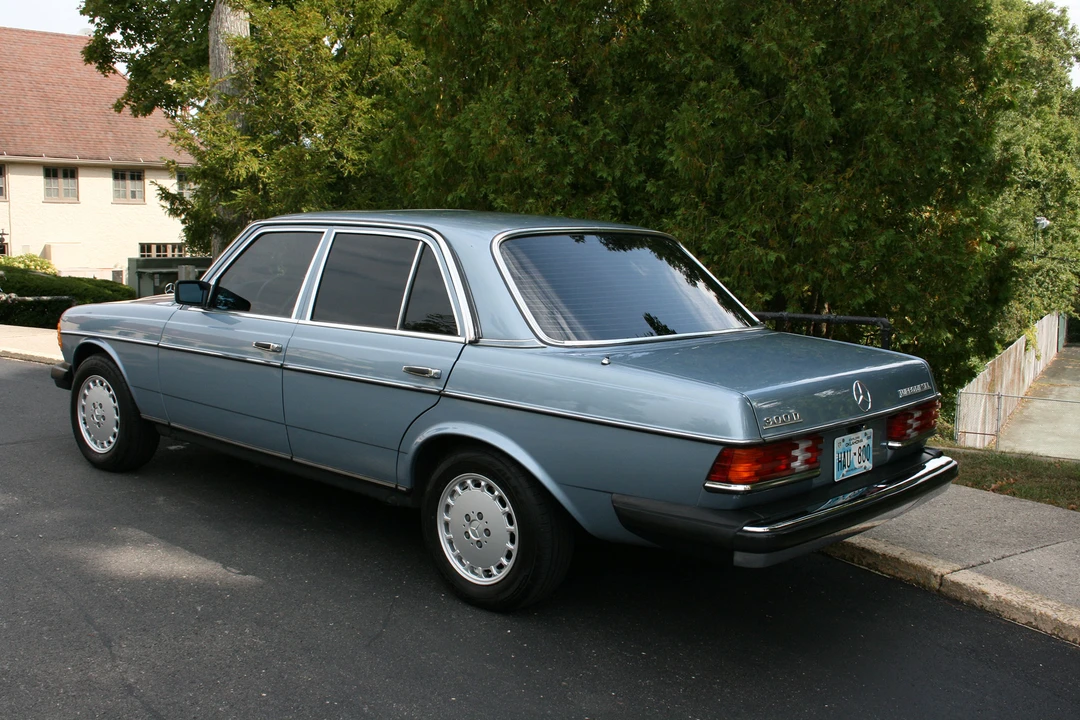 1985 Mercedes-Benz W123 Sedan - Image 13 of 31