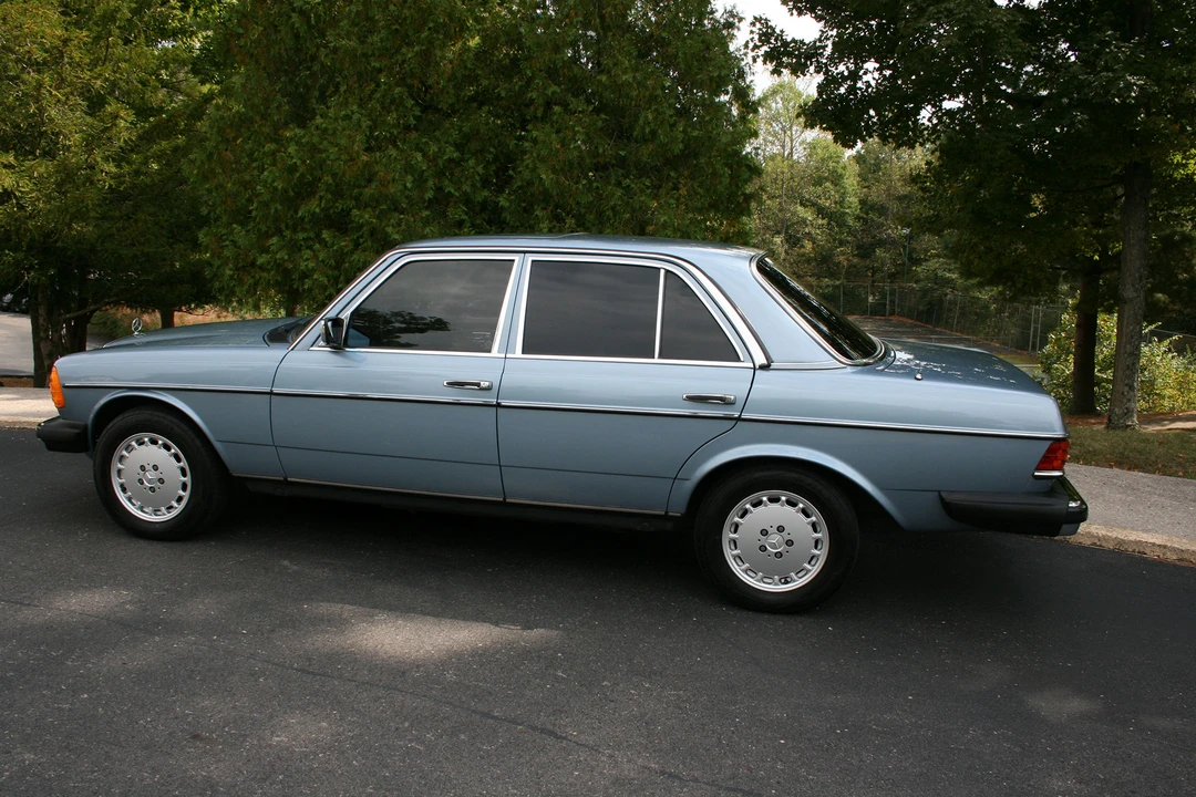 1985 Mercedes-Benz W123 Sedan - Image 11 of 31