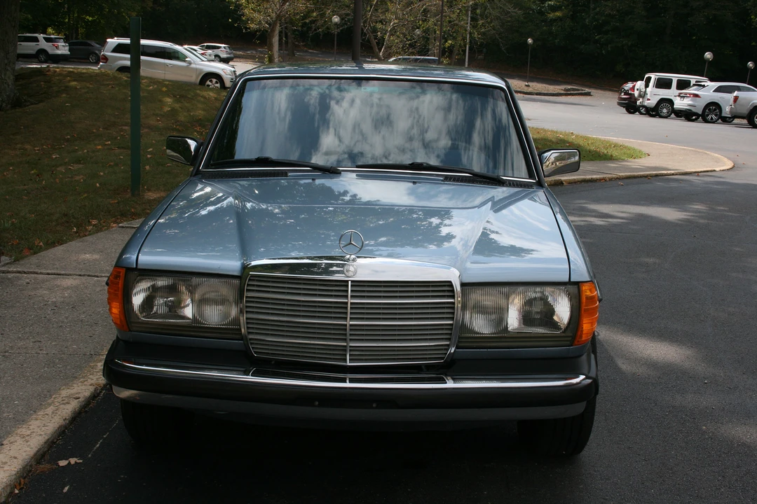 1985 Mercedes-Benz W123 Sedan - Image 6 of 31