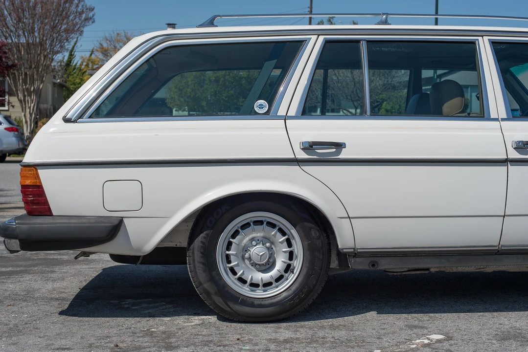 1985 Mercedes-Benz W124 E-Class - Image 25 of 31