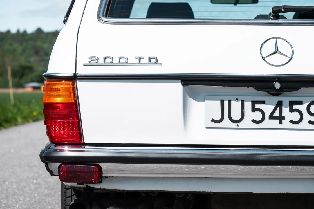 1985 Mercedes-Benz W124 E-Class - Image 12 of 31