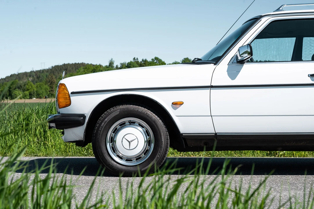 1985 Mercedes-Benz W124 E-Class - Image 17 of 31