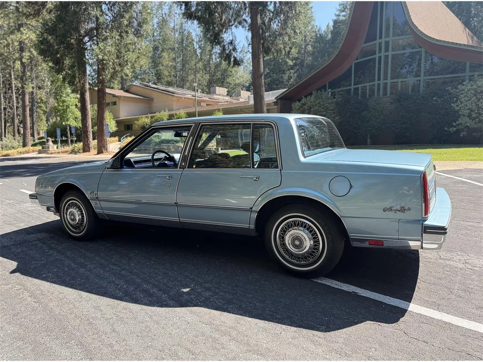 1985 Oldsmobile 98 - Image 3 of 31