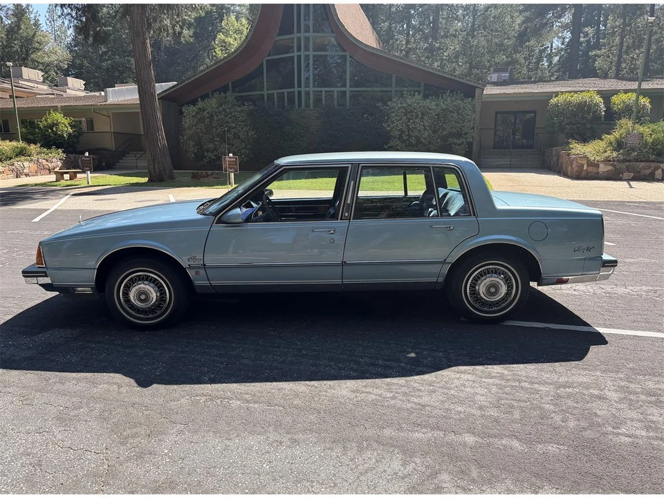 1985 Oldsmobile 98 - Image 2 of 31