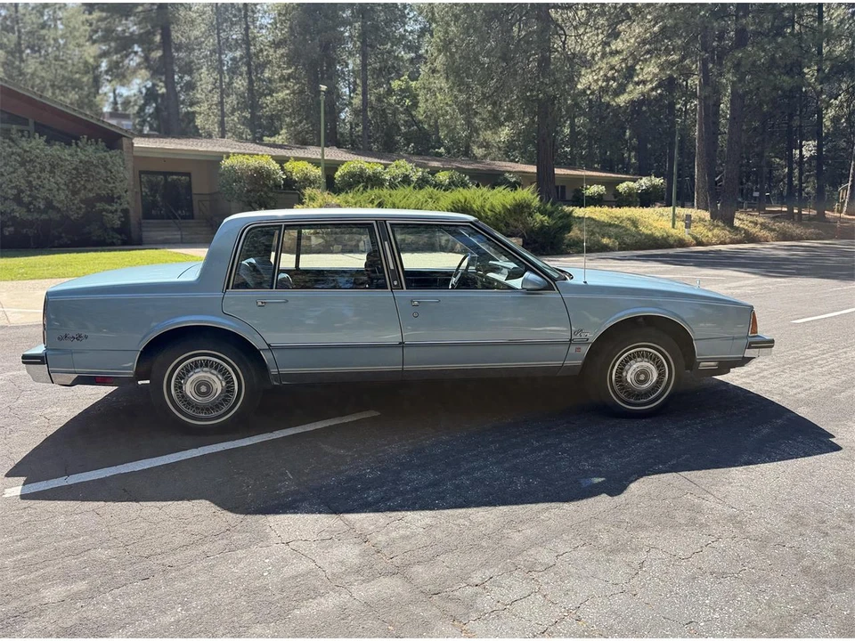 1985 Oldsmobile 98 - Image 7 of 31