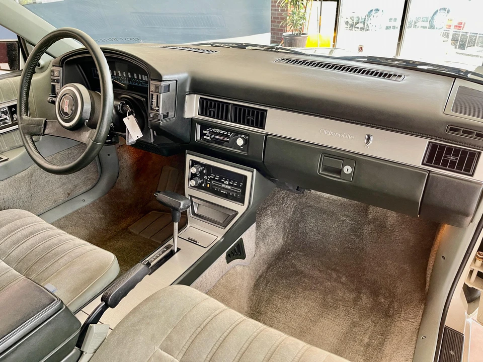 1985 Oldsmobile Calais - Image 30 of 31
