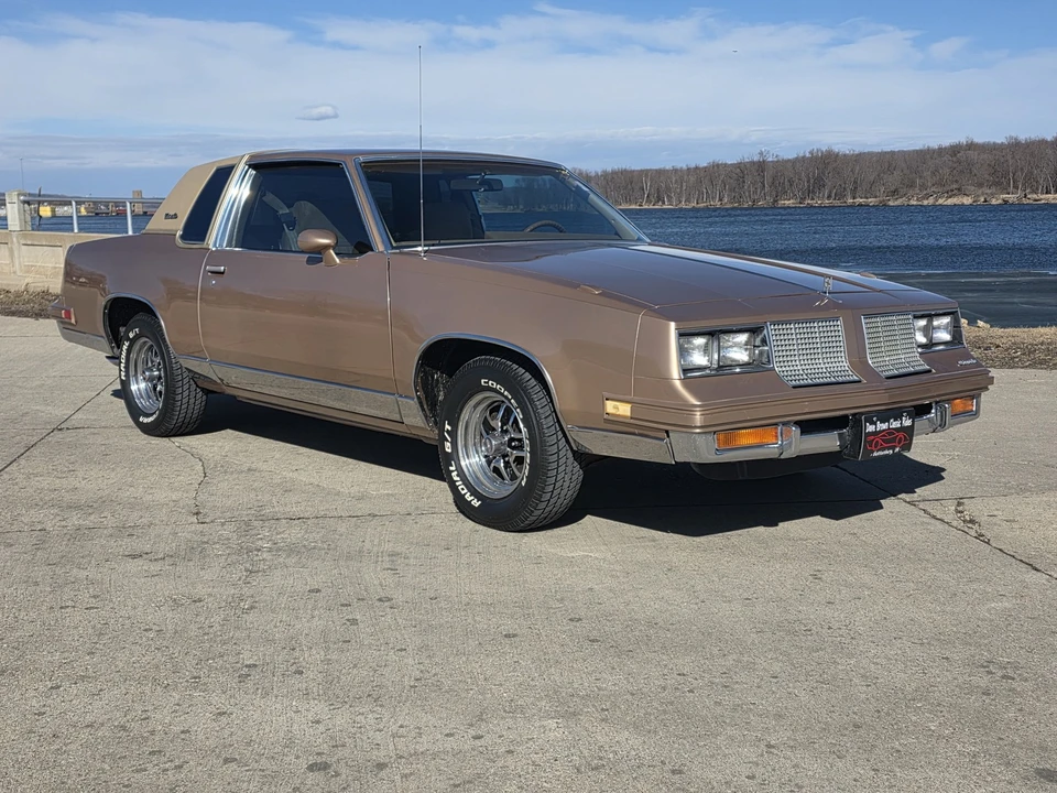 1985 Oldsmobile Cutlass 5th Gen - Image 11 of 21