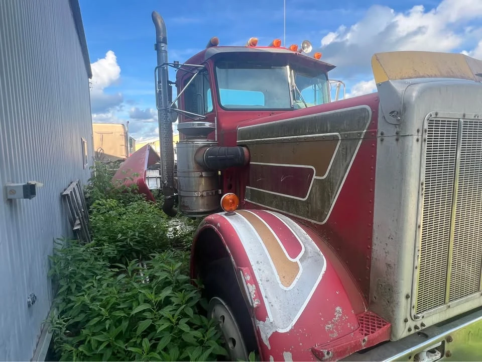 1985 Peterbilt - Image 2 of 6