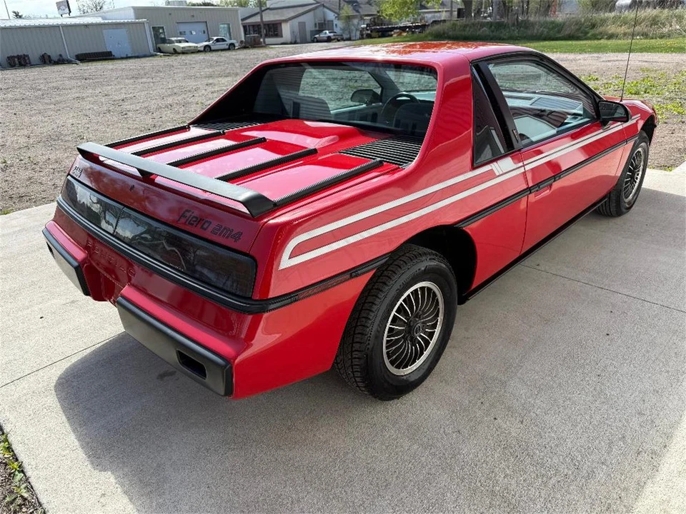 1985 Pontiac Fiero GT - Image 4 of 31
