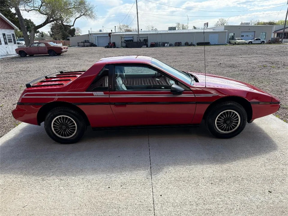 1985 Pontiac Fiero GT - Image 5 of 31