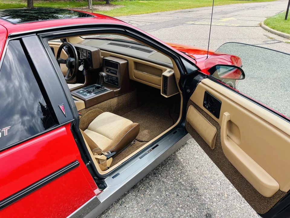 1985 Pontiac Fiero GT - Image 25 of 31