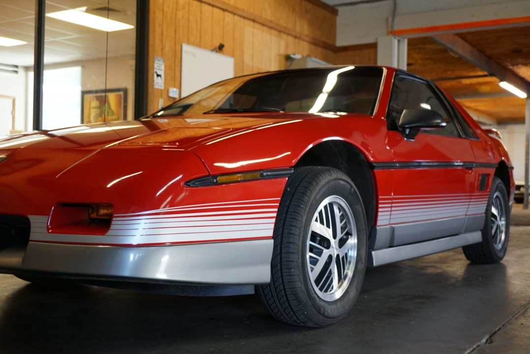 1985 Pontiac Fiero GT - Image 28 of 31
