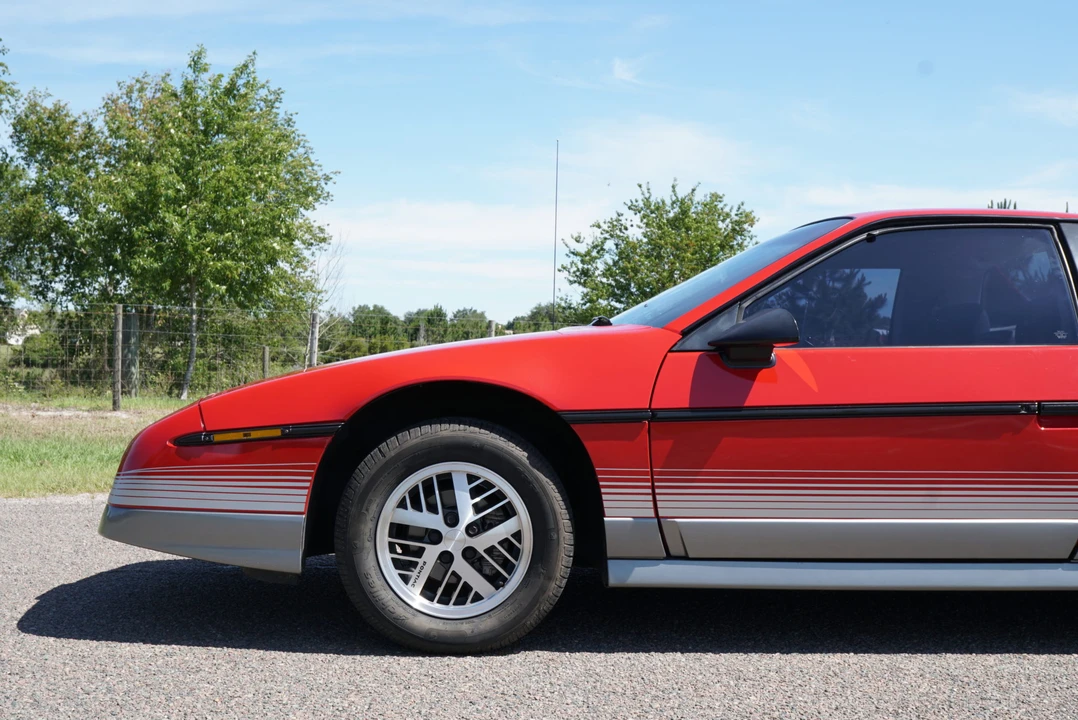 1985 Pontiac Fiero GT - Image 23 of 31